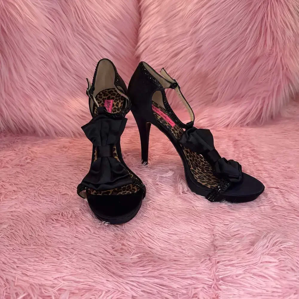 Coquette Goth Pinup Betsey Johnson Satin Bowtie Rhinestones Pumps 4.25” 10‎